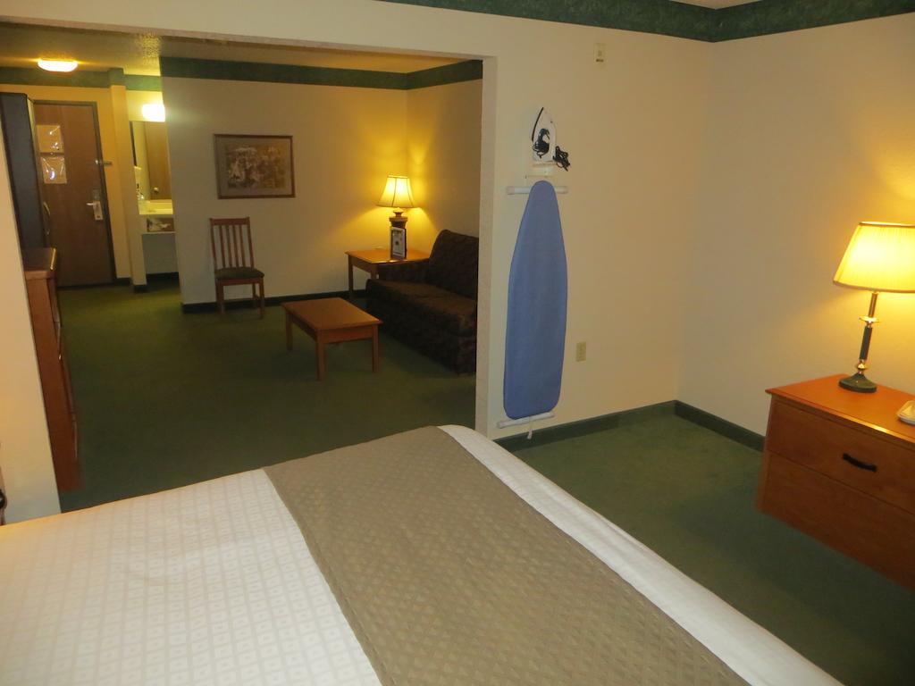 Americinn By Wyndham Манитоуок Екстериор снимка