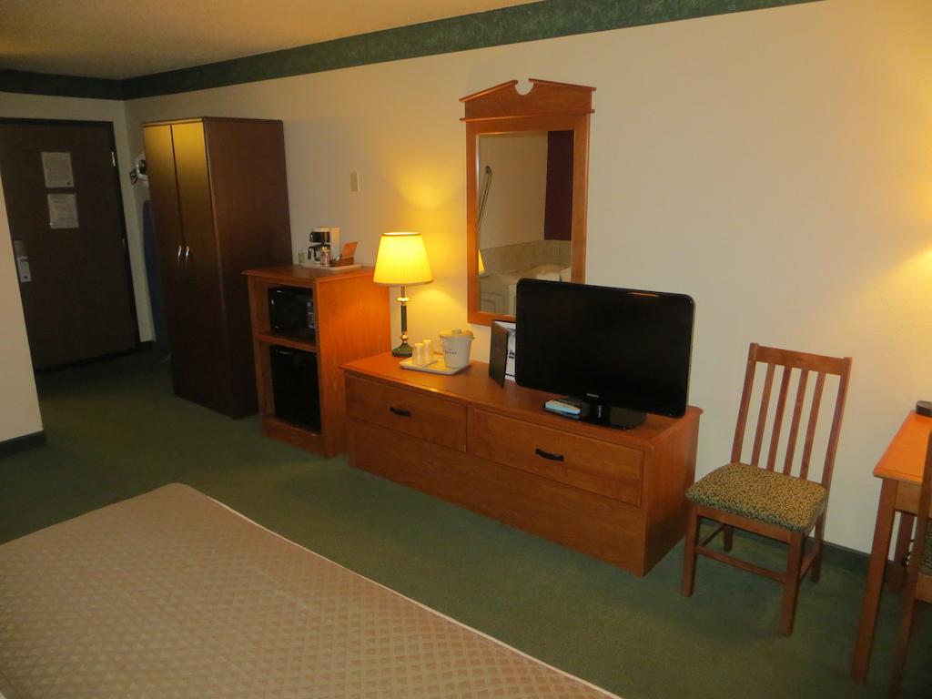 Americinn By Wyndham Манитоуок Екстериор снимка